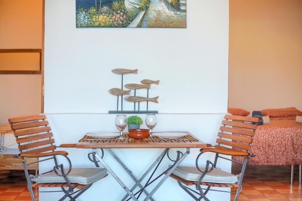 La Casa del Capitán - dining-table-living-room-artwork